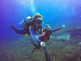 Foto gratuita selfie submarino de buceo disparó con selfie stick