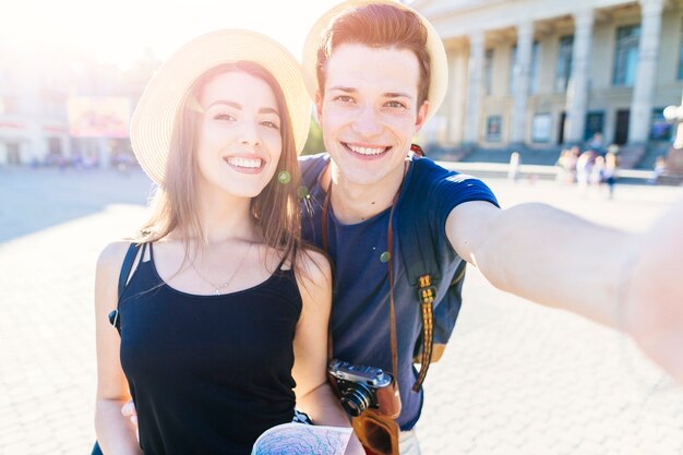 Selfie de turistas en ciudad soleada