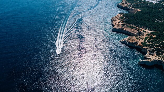 Sellado de barcos en vista del océano Atlántico desde arriba.