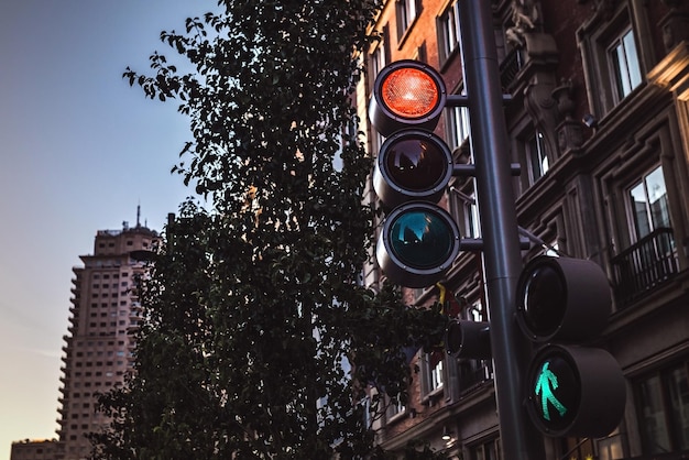 Semáforo moderno que muestra color rojo en la noche en una ciudad moderna