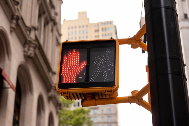 Foto gratuita semáforo en rojo en la ciudad