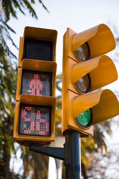 Semáforo rojo para peatones con cuenta atrás.
