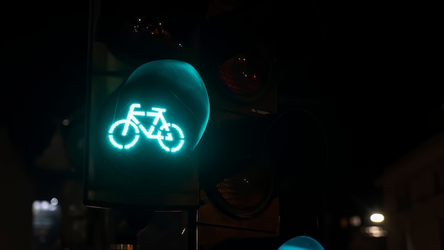 Semáforo verde con logotipo de bicicleta en la noche en Bucarest, Rumania