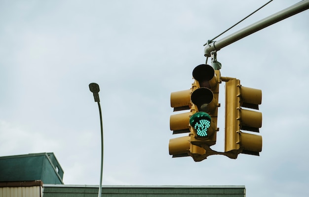 Foto gratuita semáforo verde sobre la intersección