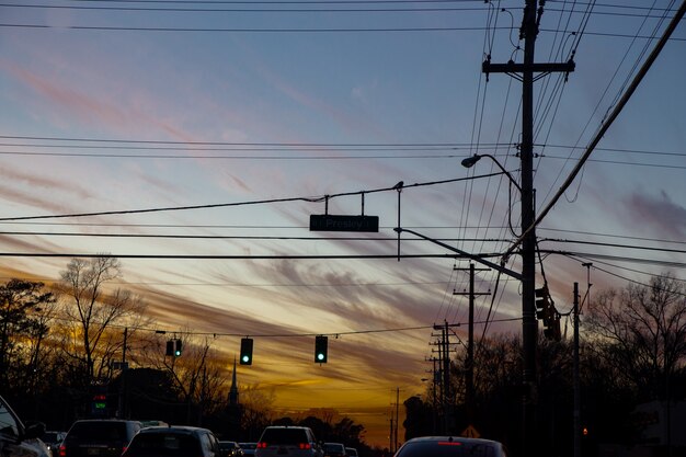 Semáforos y cielo antes del atardecer.