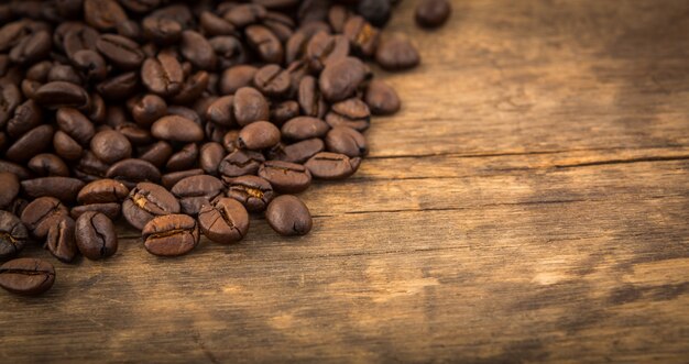 Semillas de café en una mesa de madera