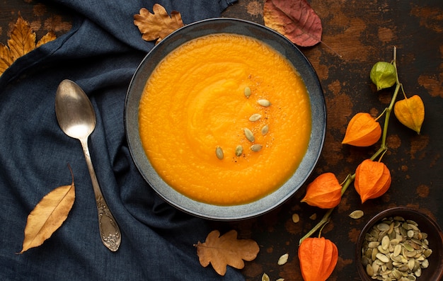 Semillas de calabaza de comida de otoño en sopa