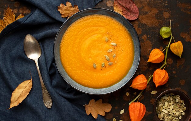 Semillas de calabaza de comida de otoño en sopa