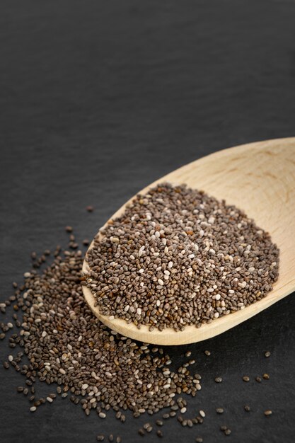 Semillas de chia nutritivas en una cuchara, de cerca.