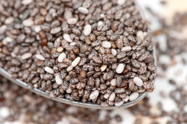 Semillas de chia nutritivas en una cuchara, de cerca.