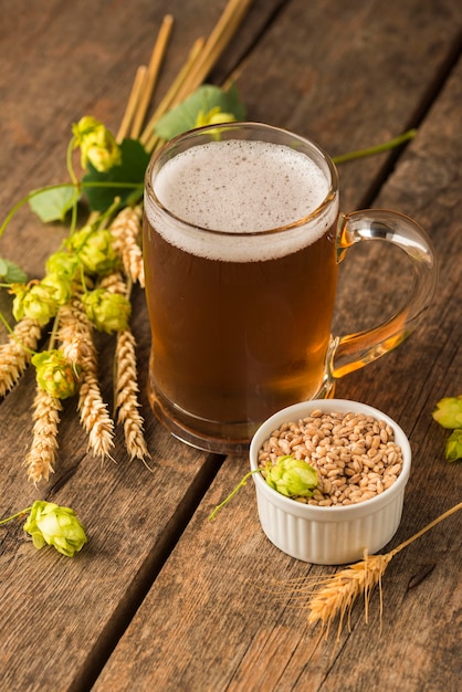 Semillas y jarra de cerveza rubia de ángulo alto