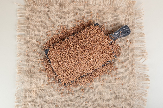 Foto gratuita semillas de trigo sarraceno aisladas en gris.