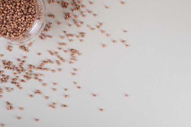 Semillas de trigo sarraceno en una taza sobre hormigón.