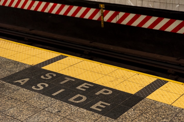 Foto gratuita señal de advertencia de la estación de metro