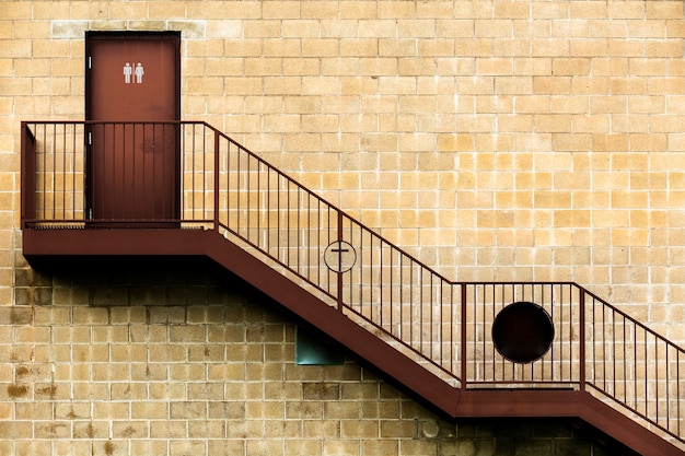 Foto gratuita señal de baño en la puerta exterior