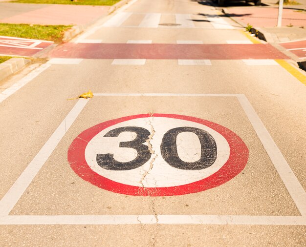 Señal de límite de velocidad 30 en una carretera asfaltada