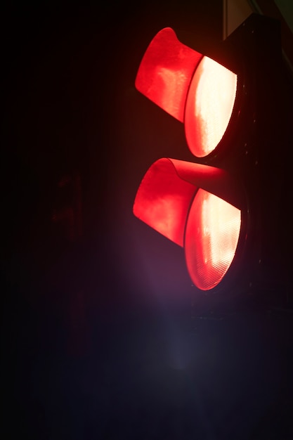 Señal de luz roja en la ciudad