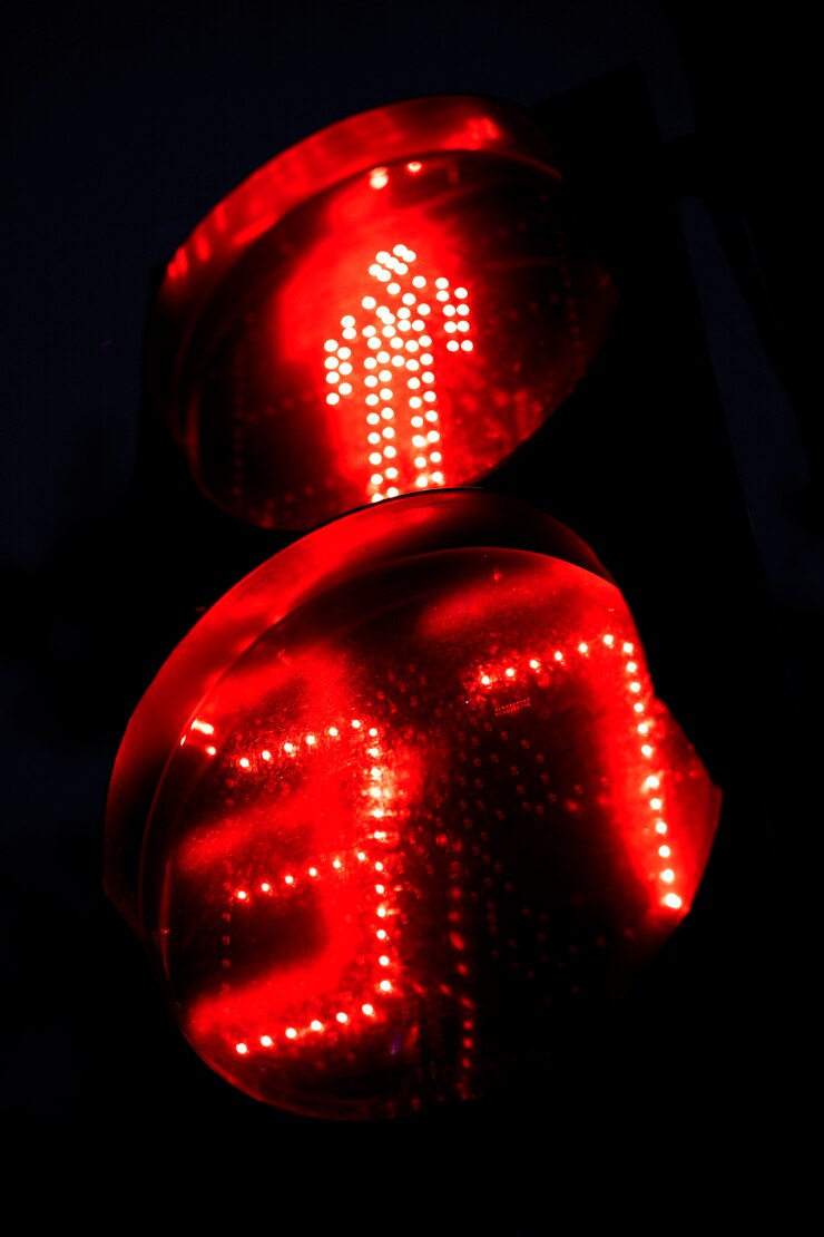 Foto gratuito señal de luz roja para el paso de peatones en la ciudad