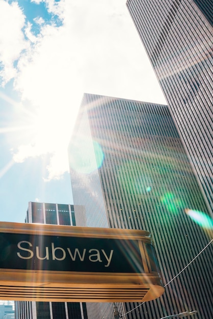 Foto gratuita señal de metro en la calle de la ciudad de nueva york