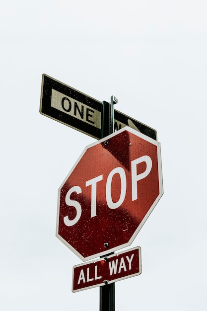 Foto gratuita señal de stop roja en el centro de la ciudad