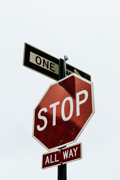 Señal de stop roja en el centro de la ciudad