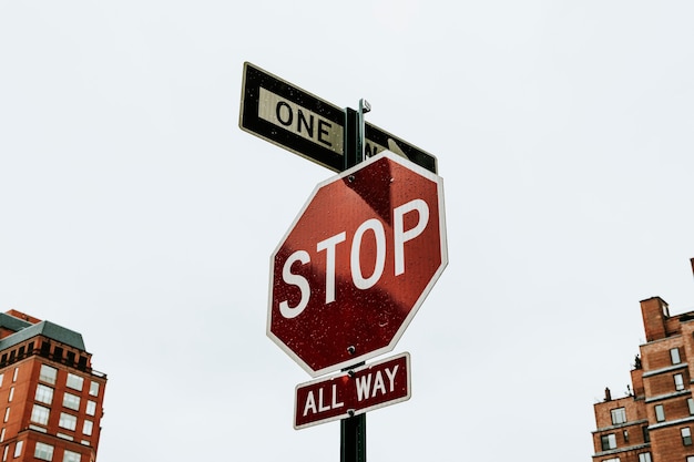 Foto gratuita señal de stop roja en el centro de la ciudad