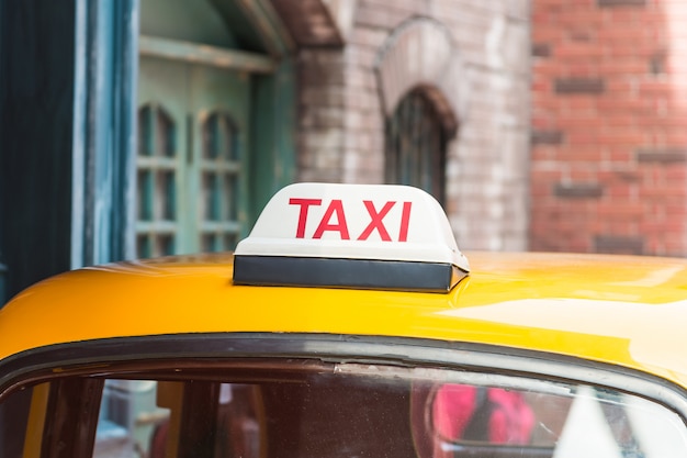 Señal de taxi en el techo del coche superior