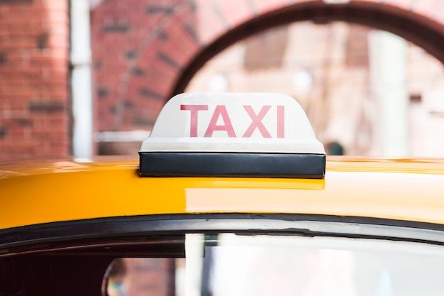 Señal de taxi en el techo del coche superior