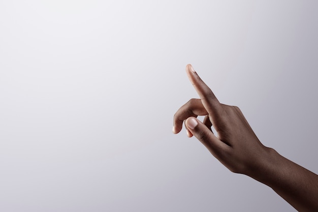 Foto gratuita señalar con el dedo de la mujer sobre fondo de borde gris