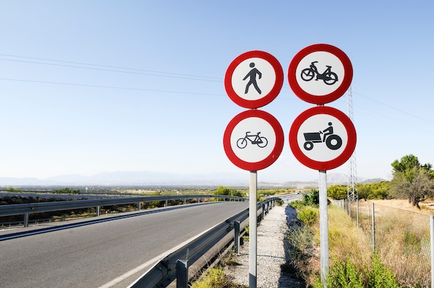 Señales de tráfico en la carretera