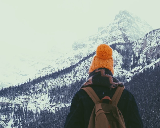 Foto gratuita senderismo en una montaña nevada