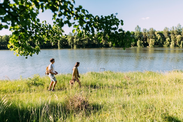 Senderismo pareja caminando cerca del lago