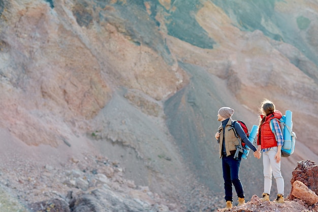 Senderismo en pareja en las grandes montañas