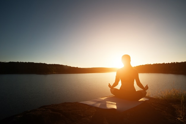 uno senderismo yoga estilo de vida veraniego