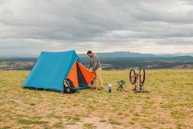 Senderista acampando