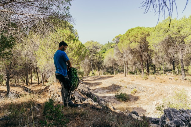 Senderista en bosque con mochila