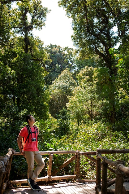 Foto gratuita senderista en bosque