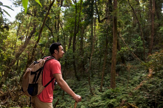 Senderista en una colina en la jungla