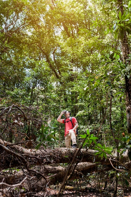 Senderista haciendo una foto en un bosque salvaje