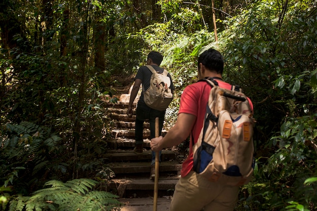 Foto gratuita senderistas subiendo escalares