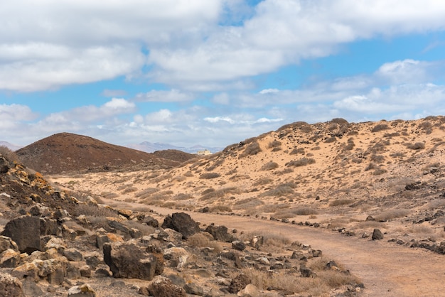 Sendero en Isla Lobos en Fuerteventura en el verano 2020