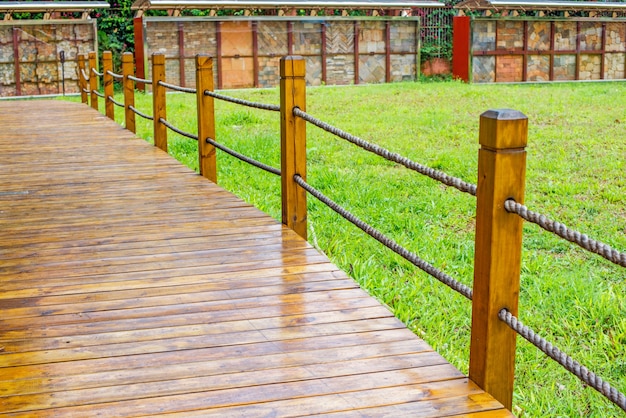 Foto gratuita sendero de madera en el jardín