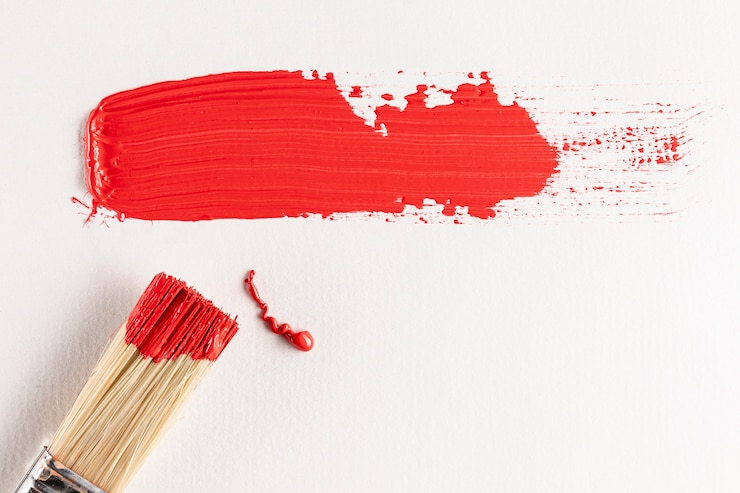 Foto gratuito sendero de pintura roja con pincel