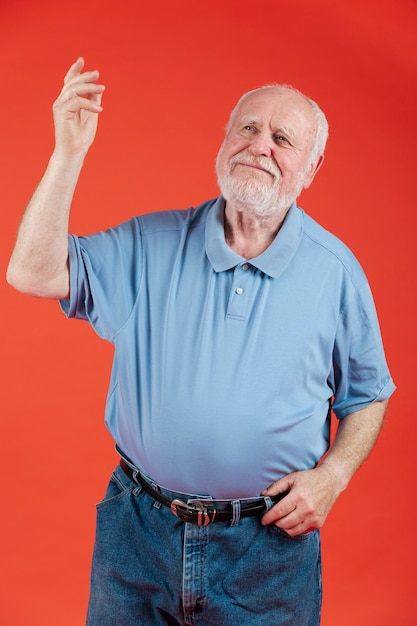 Foto gratuita senior en casa bailando buena música