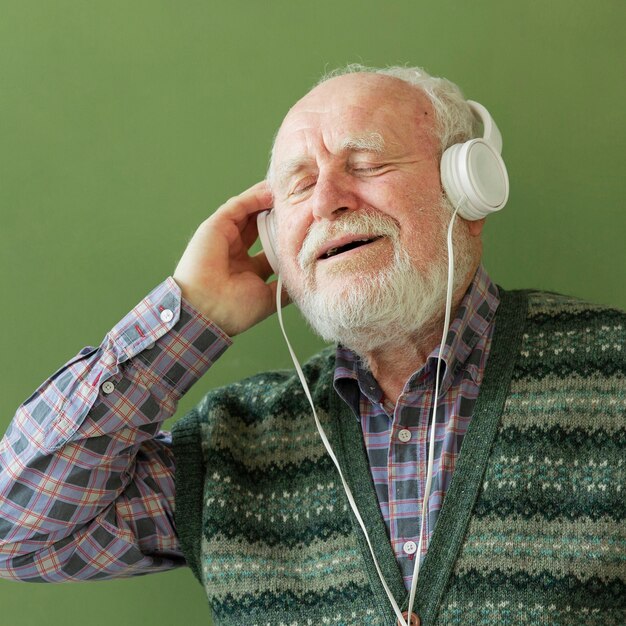 Senior disfrutando de la música en los auriculares