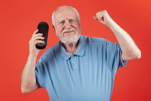 Senior disfrutando de la música que se reproduce en el altavoz