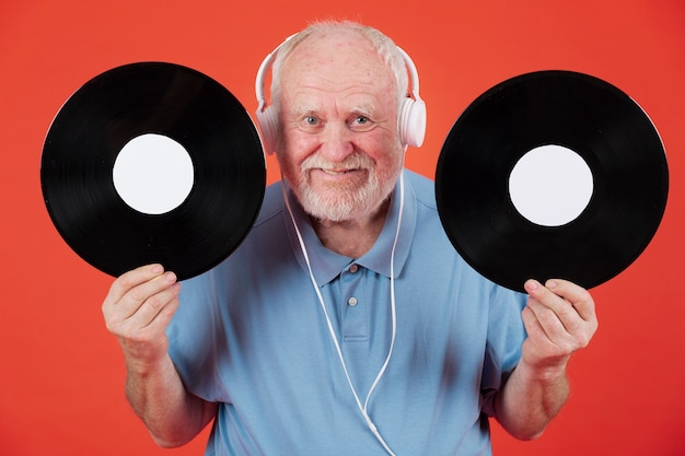 Senior feliz con discos de música