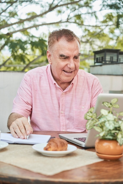 Senior hombre aprende algo nuevo