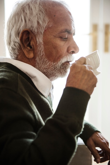 Senior hombre bebiendo té y beber
