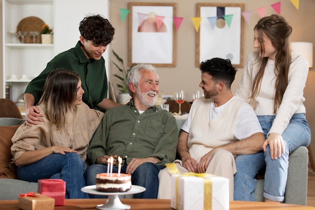 Senior hombre celebrando su cumpleaños